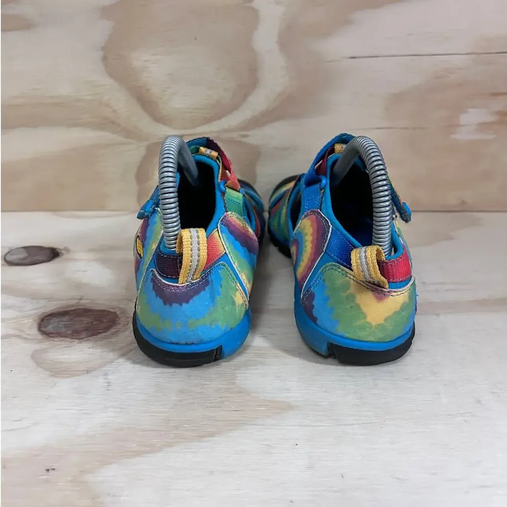 Keen -Seamcamp II CNX Vivid Blue Tie Dye Rainbow -Sandals -Kids Big Unisex - 4